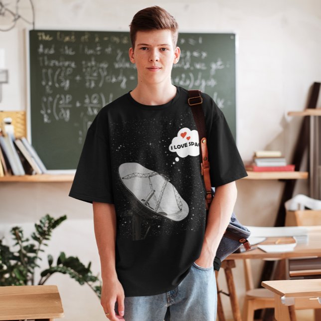 Hintergrundstars für Satellitenbildschirme Phrase  T-Shirt (Mockup of a college student wearing a radio telescope i love space t-shirt in a classroom)