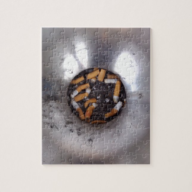 Hintern der Zigarette in Silver Smokers Ashtray, F Puzzle (Vertikal)