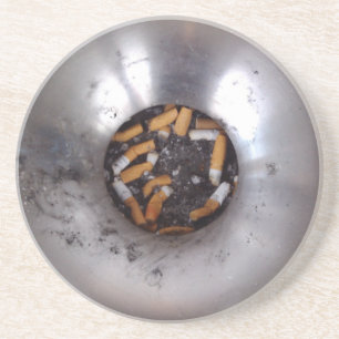 Hintern der Zigarette in Silver Smokers Ashtray, F Untersetzer