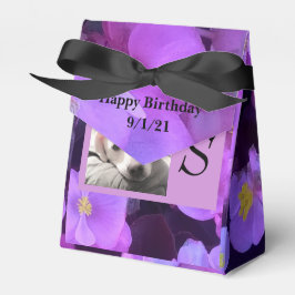 Hinzufügen der Lila Blume als Initial in Frame Dog Geschenkschachtel