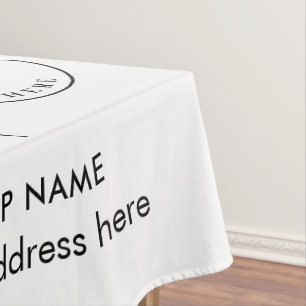 Hinzufügen von Hotelnamen und Firmenlogo Elegante Tischdecke