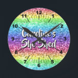 Hinzufügen von Namen Ändern eines Textes, den sie  Runde Wanduhr<br><div class="desc">Fügen Sie den Namen & Text,  den Sie gewollt,  zu diesem großen "She Shed Design" - sehen Sie meinen Laden für mehr großartige "She Shed Gifts".</div>