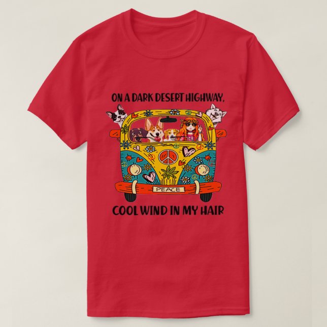 Hippie auf einem dunklen Wüstenweg Cool Wind in me T-Shirt (Design vorne)