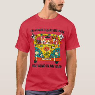 Hippie auf einem dunklen Wüstenweg Cool Wind in me T-Shirt