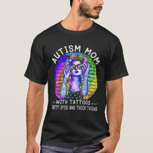 Hippie-Autismus-Mama mit Tattoos Hübsche Augen und T-Shirt