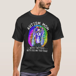 Hippie-Autismus-Mama mit Tattoos Hübsche Augen und T-Shirt