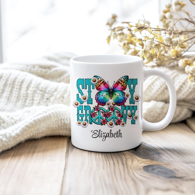 Hippie Bleibe Groovy Turquoise Floral Individuelle Kaffeetasse (Hippie Stay Groovy Turquoise Floral Custom Name Coffee Mug on a neutral cozy wooden table.)