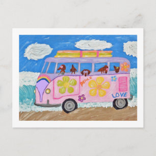 Hippie-Dachshunde in Flower-Child-Van am Strand Postkarte