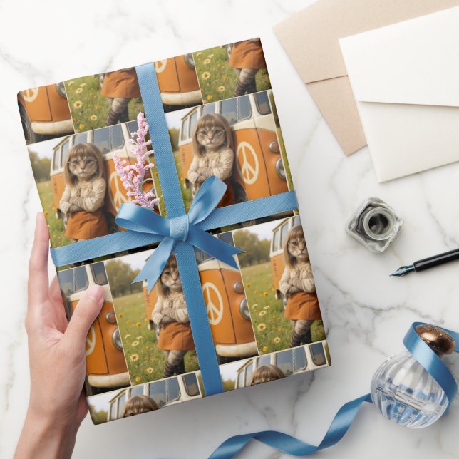 Hippie Girl Cat Leaning on a Retro Van Geschenkpapier (Schenken)