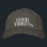 Hippie Good Vibes Zitat Rustikales Grau Vintag Bestickte Baseballkappe<br><div class="desc">Hippie Good Vibes positivity Zitat,  Chino Twill,  gelb bestickt,  rustikal grau Baseball Cap. Niedliche Geburtstag Geschenkidee.</div>