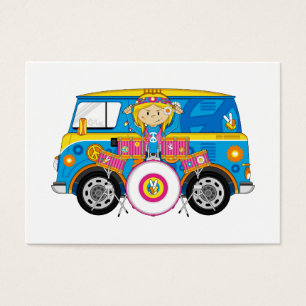 Hippie-Mädchen mit Trommeln und Reisemobil