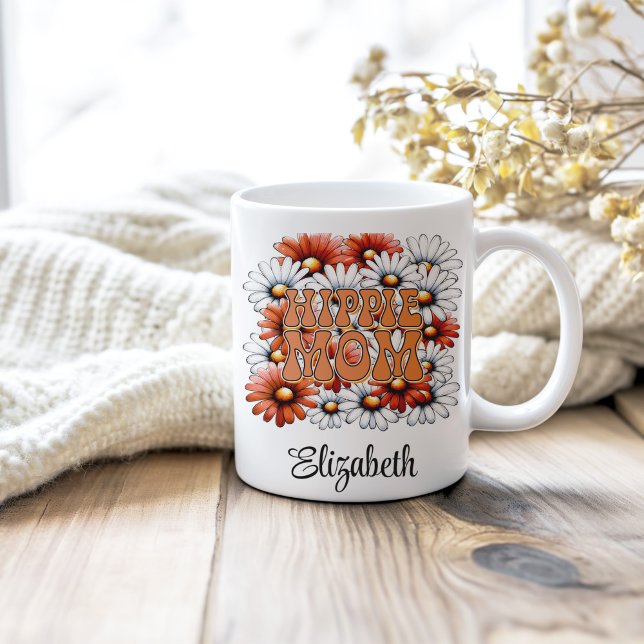 Hippie Mama Individuelle Name Retro Daisy Wildblum Kaffeetasse (Hippie Mom Custom Name Retro Daisy Wildflowers Coffee Mug on a neutral cozy wooden table.)