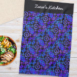 Hippie Retro Muster Blau Lila Personalisiert Geschirrtuch<br><div class="desc">Fügen Sie der Küche mit diesem Retro-gemusterten Teetuch cool Hippie hinzu. Das Handtuch ist in einem geometrischen, bunten Muster aus dunkler Blues, violetten, schwarz-weißen Farbtönen gehalten, wobei die Farbtöne ein rustikales, handgefärbtes Aussehen verleihen. Das Küchentuch ist ein ideales Geschenk für alle, die Liebe gekühlt und grooviert Stil. Personalisieren Sie mit...</div>