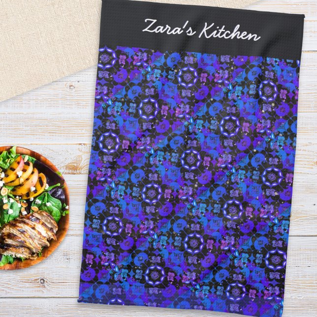 Hippie Retro Muster Blau Lila Personalisiert Geschirrtuch (A personalized kitchen tea towel, with retro hippie pattern in blue, purple, black and white)