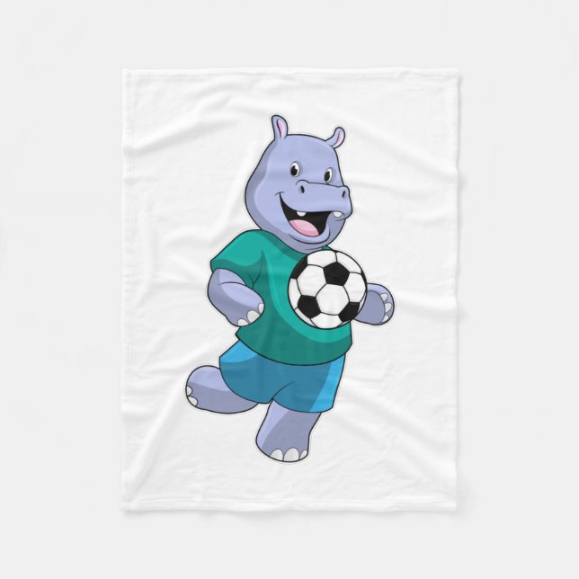 Hippo als Fußballspieler mit Fußball Fleecedecke (Vorderseite)