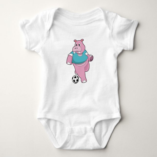 Hippo als Fußballspieler mit Fußball.PNG Baby Strampler (Vorderseite)