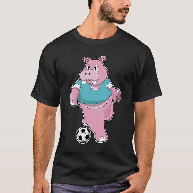 Hippo als Fußballspieler mit Fußball.PNG T-Shirt (Vorderseite)