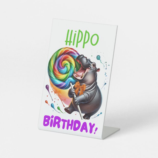 Hippo Birthday fröhlich, farbenfroh Candy Swirl | Sockelschild (Vorderseite)