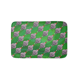 Hippo in Weihnachtsmannmütze Muster auf Grün Badematte