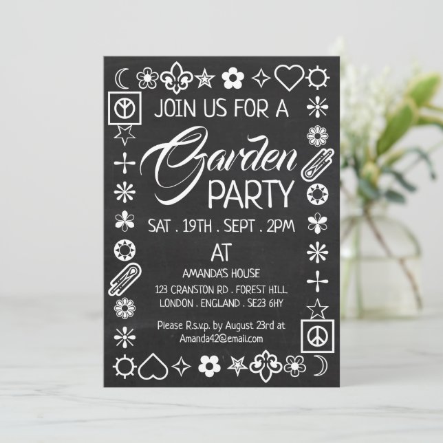 Hippy-Chic dekoriertes Chalkboard Garden Party Einladung (Stehend Vorderseite)
