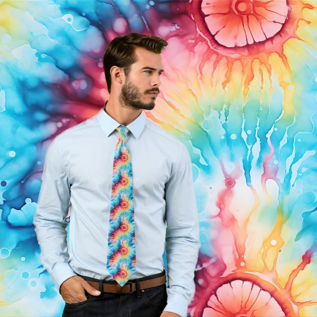 Hippy Retro 1960s Rainbow Krawatte-Dye Muster Krawatte (Man wears a colorful rainbow tie-dye pattern necktie.)