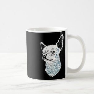 Hipster Chihuahua Hund mit alten Schultattos und Kaffeetasse