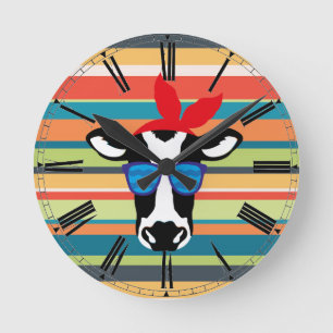 Hipster Cow on Stripes Runde Wanduhr