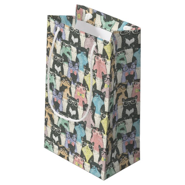 Hipster-niedliches Katzen-Muster Kleine Geschenktüte (Rückseite Schrägansicht)