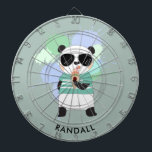 Hipster-Panda-Bär mit irgendeinem Namen Dartscheibe<br><div class="desc">Ein personalisiertes Pfeilbrett,  das einen Hipsterpanda isst einen Eiscremekegel kennzeichnet. Redigieren Sie den Beispielnamen,  der mit Ihrem gewünschten Namen oder anderem Text gezeigt wird.</div>