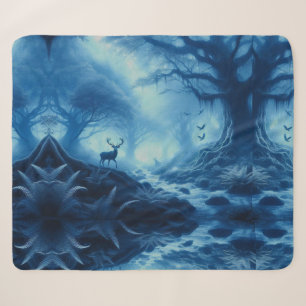 Hirsch im dunklen Wald mit blauem Dunst Sherpadecke