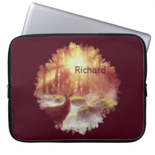 Hirsch im nebligen Wald beim goldenen Sonnenaufgan Laptopschutzhülle