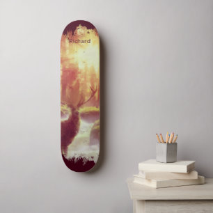Hirsch im nebligen Wald beim goldenen Sonnenaufgan Skateboard