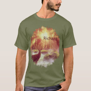 Hirsch im nebligen Wald beim goldenen Sonnenaufgan T-Shirt