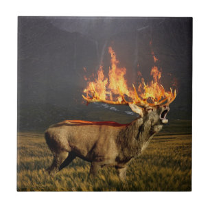 Hirsch mit Hörnern auf Feuer-Fantasie-Kunst Fliese