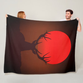 Hirsch-Silhouette mit feurigem roten Sonnenunterga Fleecedecke