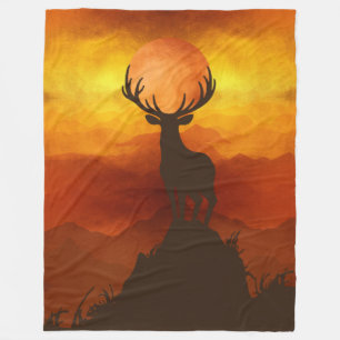 Hirschbock auf dem Berggipfel beim Sonnenuntergang Fleecedecke