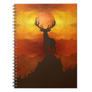 Hirschbuck auf dem Berg mit Sonnenuntergang Notizblock