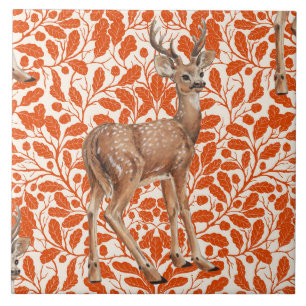 Hirsche auf dekorativen Eichenfeuermustern in dunk Fliese