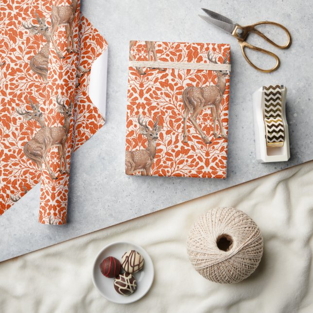 Hirsche auf dekorativen Eichenfeuermustern in dunk Geschenkpapier (Basteln)