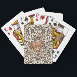 Hirsche auf dekorativen Eichenstaubmustern in brau Spielkarten<br><div class="desc">Von Hand gezeichnet Reh auf Damast mit Eichenästen und Blätter</div>