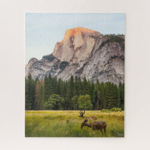 Hirsche auf einem Feld Berglandschaft Puzzle