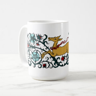 Hirsche, die durch Blumenblättern laufen Kaffeetasse