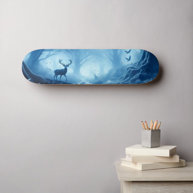 Hirsche im Dunklen Wald der blauen Haze Skateboard (Wandkunst (Horz))