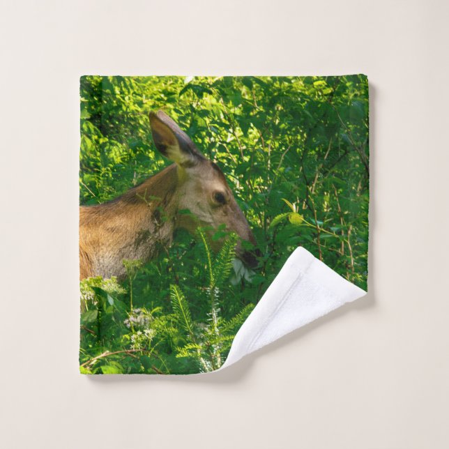 Hirsche im Wald. Waschlappen (Waschlappen)