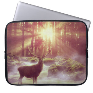 Hirsche in Misty Woods bei Sunset Nature Artwork Laptopschutzhülle
