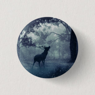 Hirsche mit Antlern in einem Schattenwald Button