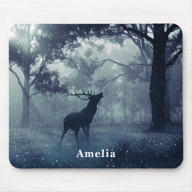 Hirsche mit Antlern in einem Schattenwald Mousepad (Vorne)
