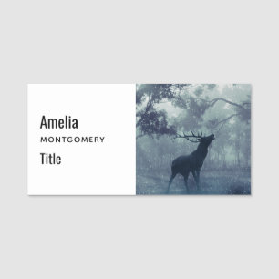 Hirsche mit Antlern in einem Schattenwald Namensschild