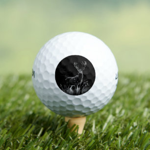 Hirsche mit Geweihen, die von Feld und Baum gerahm Golfball