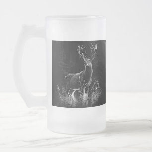 Hirsche mit Geweihen, die von Feld und Baum gerahm Mattglas Bierglas